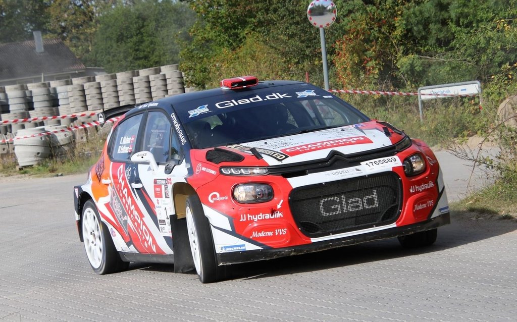Kenneth Madsen på vej mod endnu en generelsejr i rally og på ved mod mesterskabet i Dansk Super Rally 2024 i sin Citroën C3 Rally2 med Mette Felthaus i co-driversædet
(Foto: Michael Eisenberg)